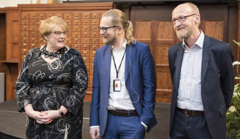 Bilete frå bokhyllafeiring. Skei Grande, Slettholm og Sira Myhre