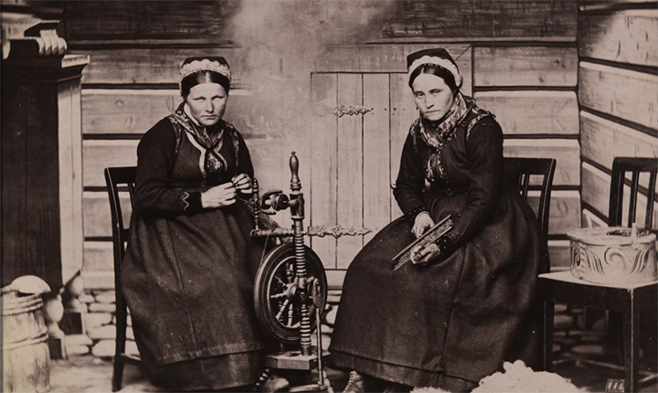 Bilde av to damer som spinner og karver
