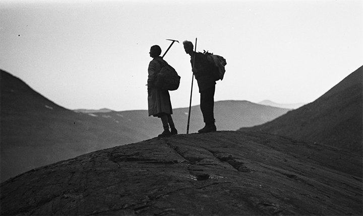 Bilde av to personer på fjelltopp