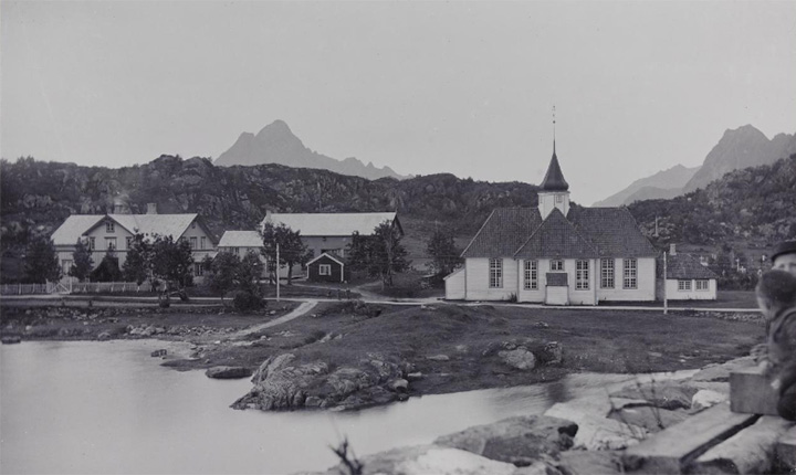 Bilde fra Kabelvågs gamle kirke og prestegård