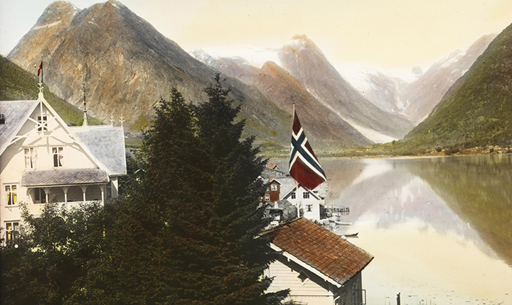 Bilde av hus, fjord og flagg