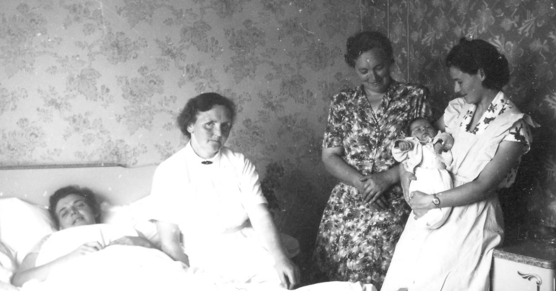 Bilde av mor, barn, jordmødre