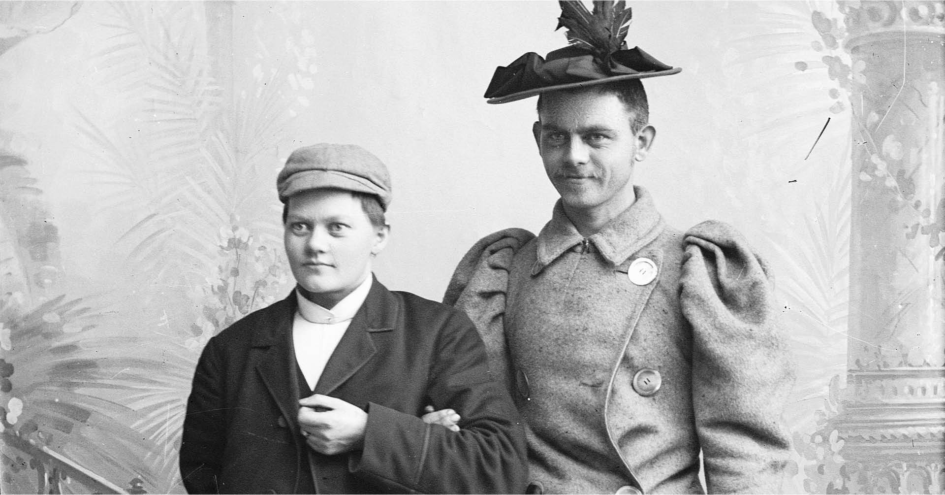 Fotografi av to personer, menn utkledd som kvinner