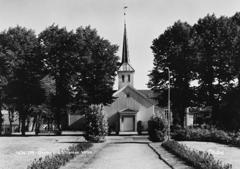 Strømsø kirke i Drammen. Tatt ca. 1900.