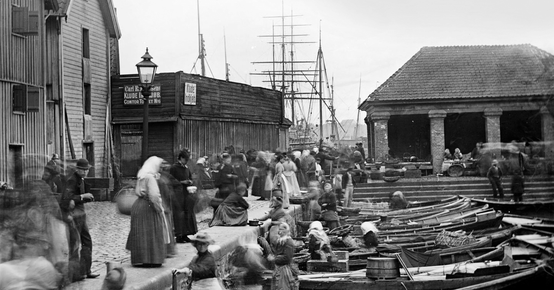Gammelt foto av fisketorget i Kristiania