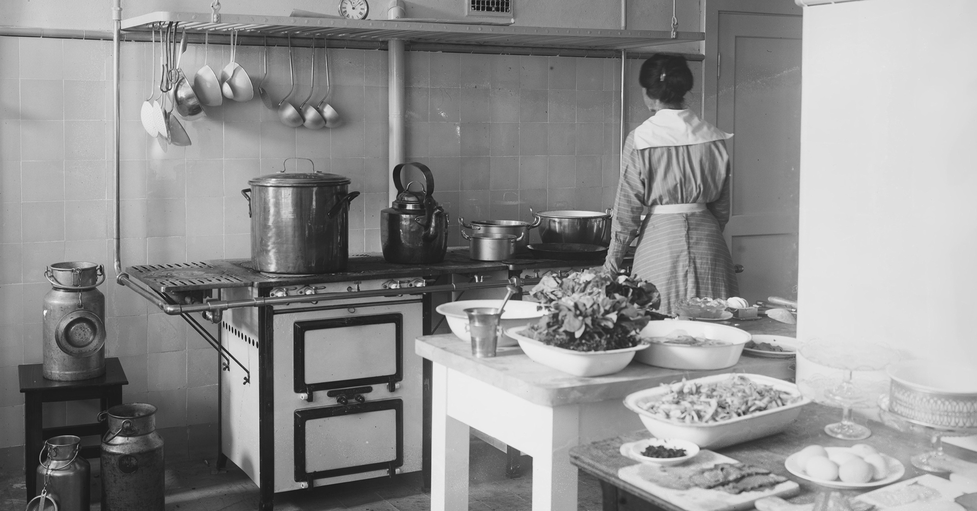 Foto av en kvinne på et kjøkken