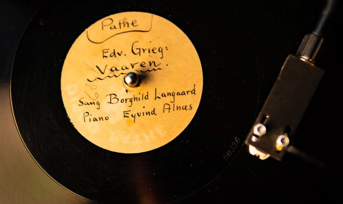 Foto av 78-plate med Edvard Grieg «Vaaren»