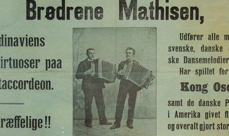 Plakatfaksimile av brødrene Mathisen på trekkspill