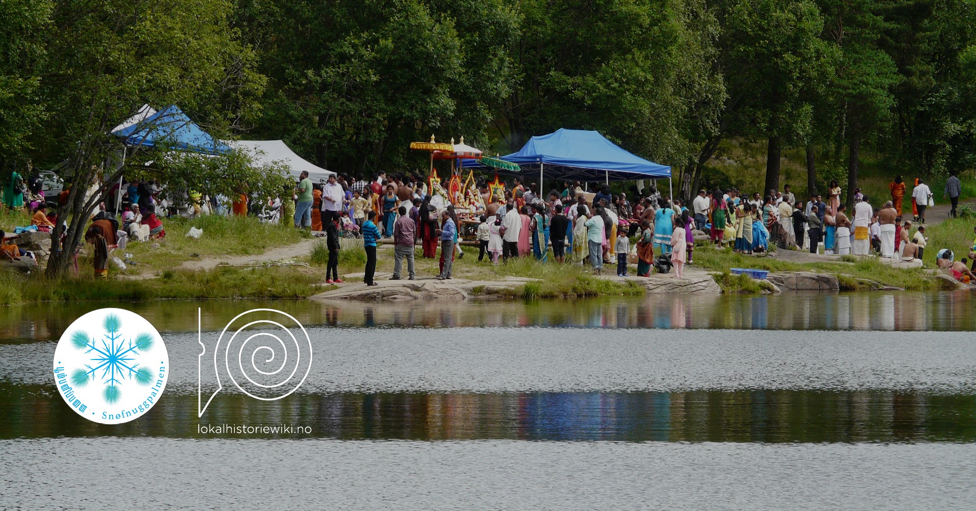 Bilde av en samling mennesker under et festivallignende arrangement ved et vann