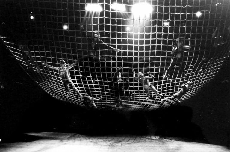 Fotografi av scenografien til Nationaltheatrets produksjon «En sommernattsdrøm» 1973