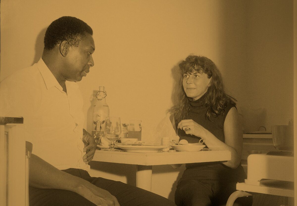 Randi Hultin intervjuer John Coltrane etter en konsert i Juan-les-Pins (Antibes, Frankrike), 27. juli 1965. Bildet kan være tatt med selvutløser.
Foto: Randi Hultin / Nasjonalbiblioteket