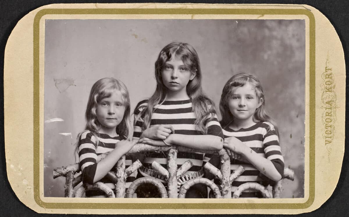 Sigrid Undset sammen med søstrene Signe og Ragnhild.