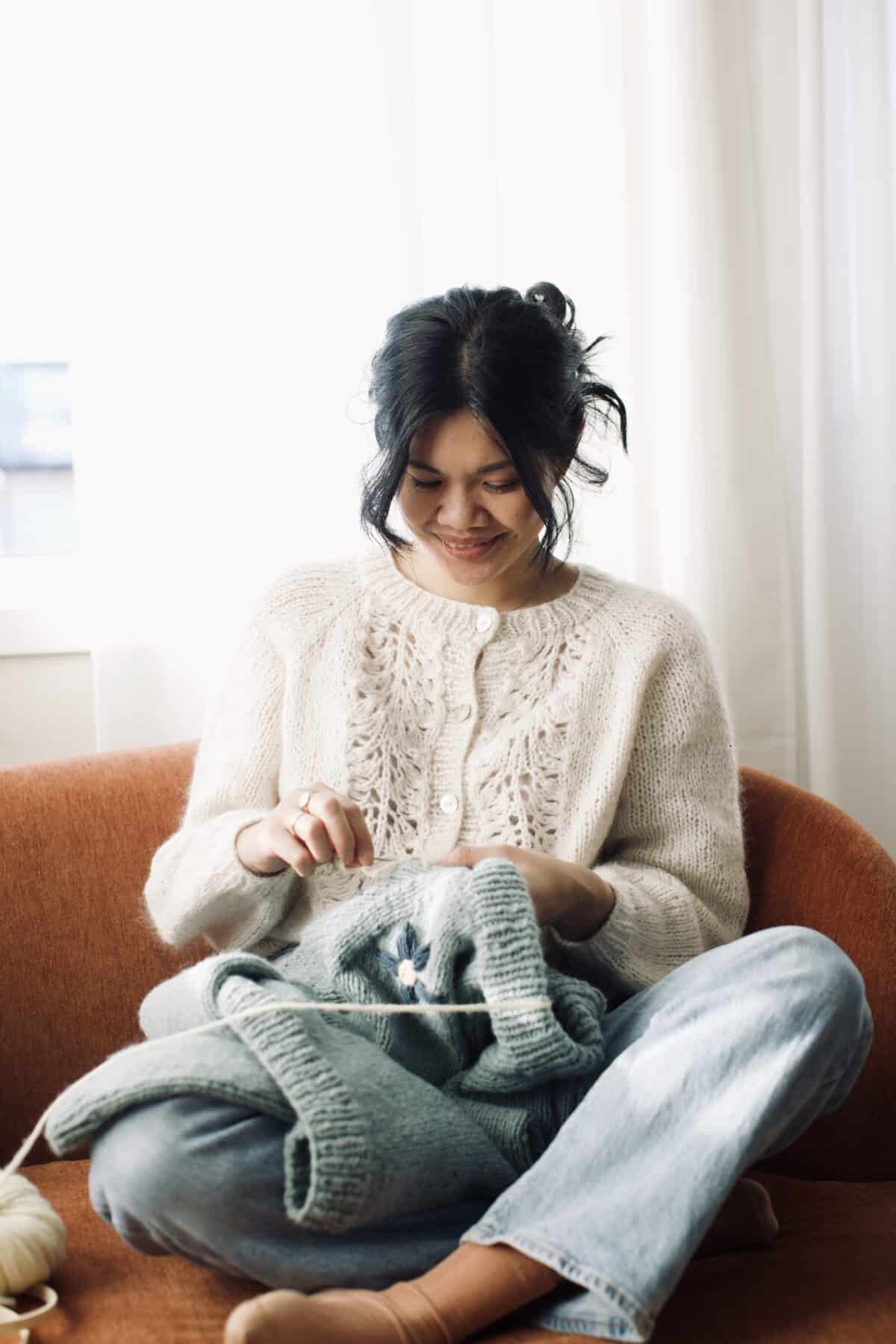 Warunee Bolstad fra Plystre Knitwear. Festival strikking broderi veving