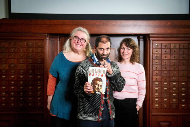Amir Asgharnejad, Gunhild Dalberg og Gro Dahle i lesesirklen holder en bok