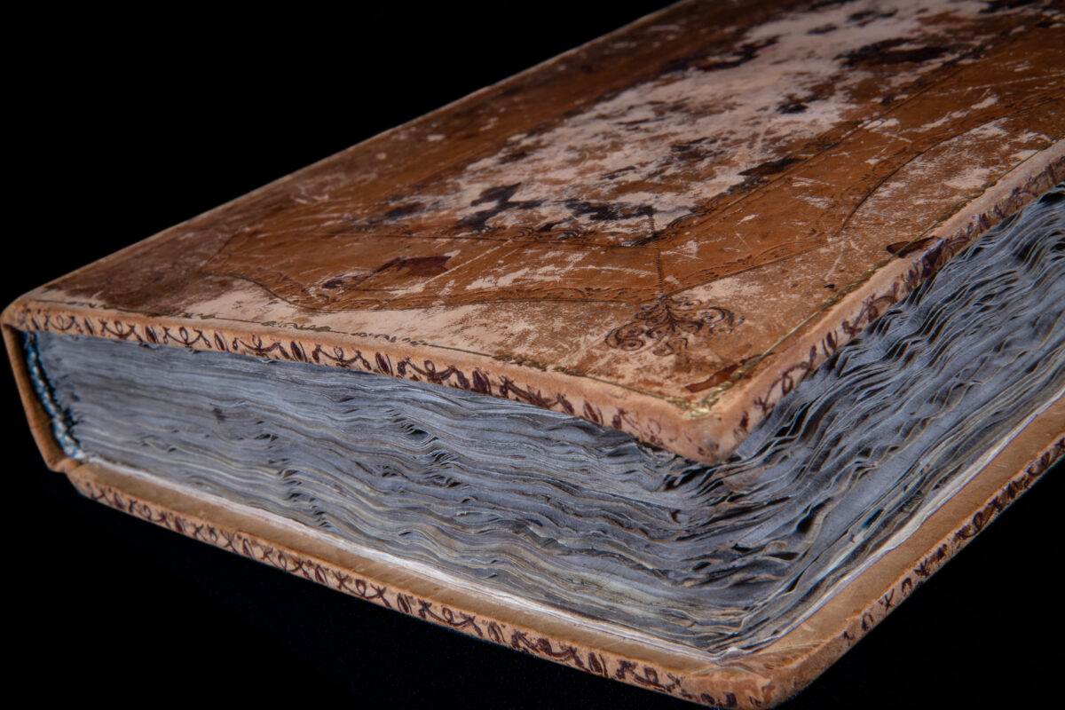 En stor, skinninnbundet bok med sider av pergament. 