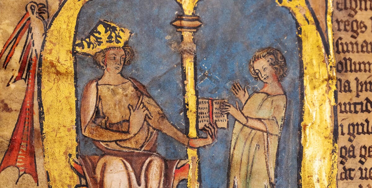 Utsnitt av ein gullforgylt illustrasjon får den vakraste utgåva av Magnus Lagabøtes Landslov, der kong Magnus, sitjande på trona, overrekkjer lovboka til ein person kledd i kvitt.