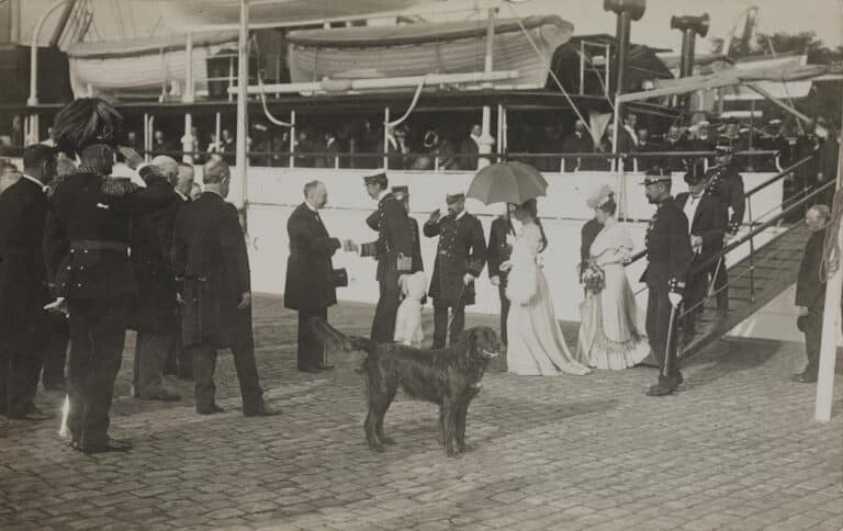 Kong Haakon og Dronning Maud blir ønsket velkommen på havna i Kristianai i 1905.
