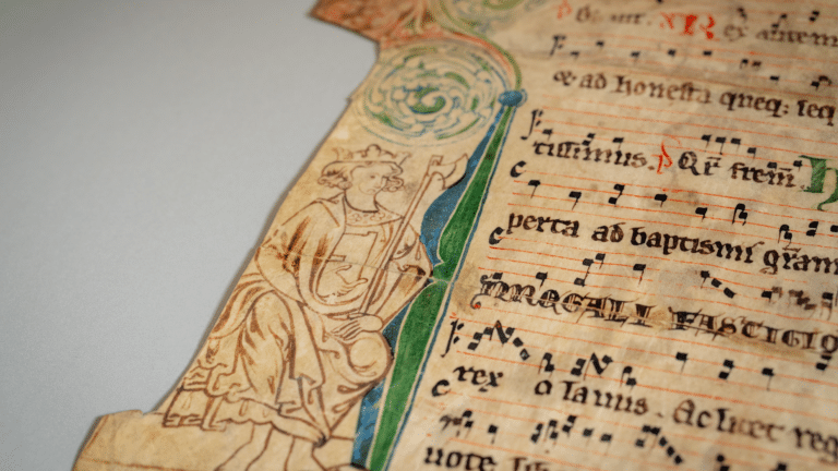Et gulnet pergament med noter og skrft i sort og rødt. Magnus Lagabøte sitter illustrert med lovbok i en hånd, øks i den andre. Illustrasjoner i grønt og blått.