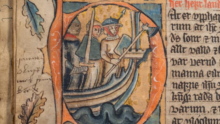 Illuminasjon viser menn med stridsøkser, sverd og rustning i en båt over et bølgete hav