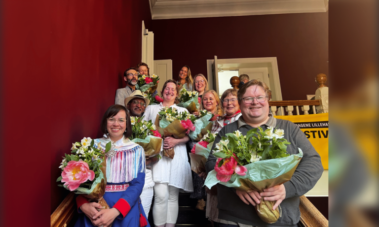 Alle prisvinnerne av Ordknappen 2024, med blomsterbuketter.