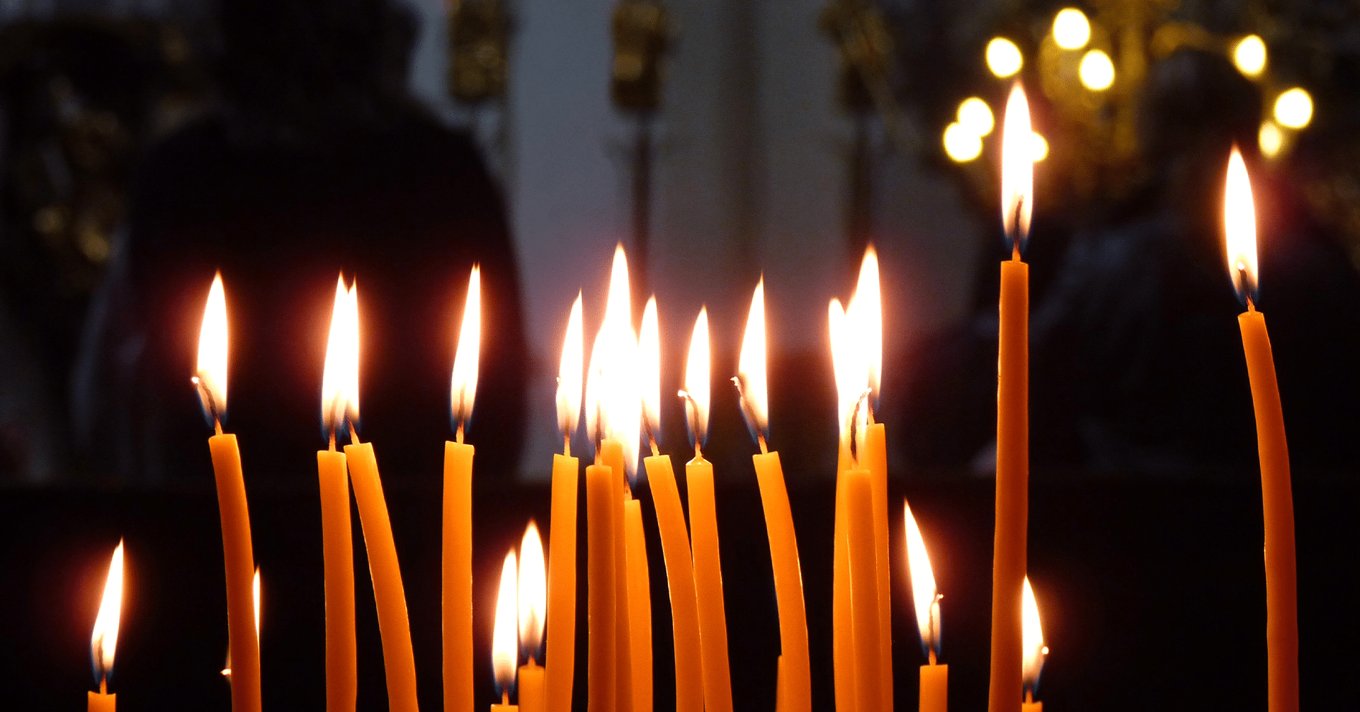 Røde lys med levende flammer i en kirke