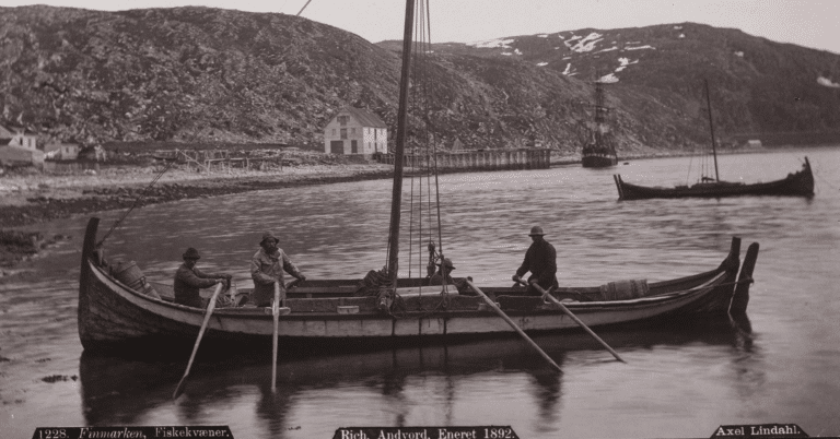 Tre fiskere i en trebåt, de har lange årer i vannet.