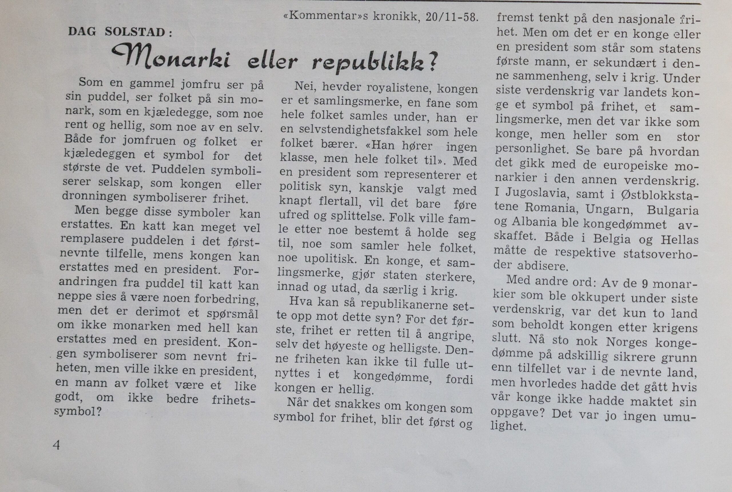 Fotografi. Sort-hvitt-avisutklipp av en kronikk av Dag Solstad med tittelen Monarki eller republikk?