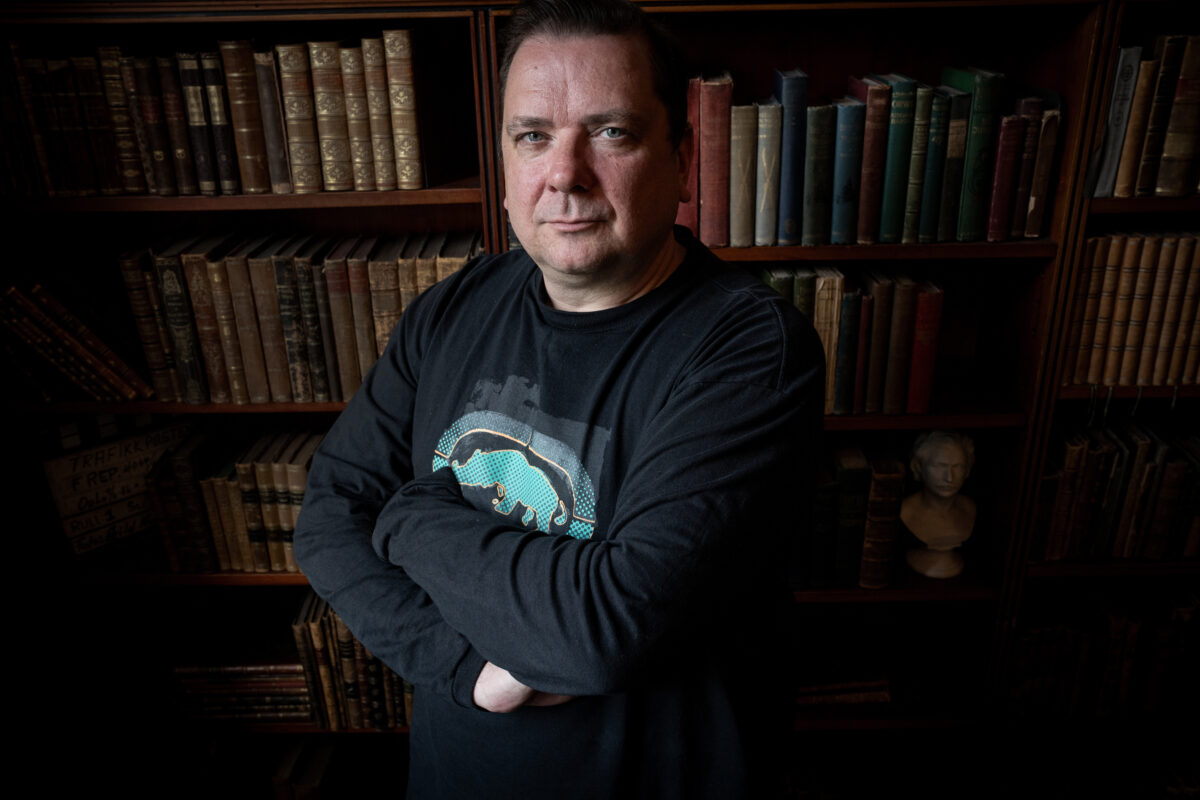 Mann foran bokhylle