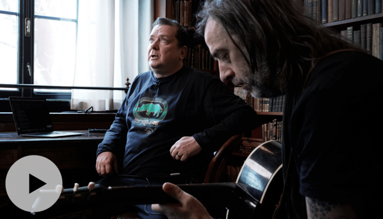 To menn spiller gitar og synger
