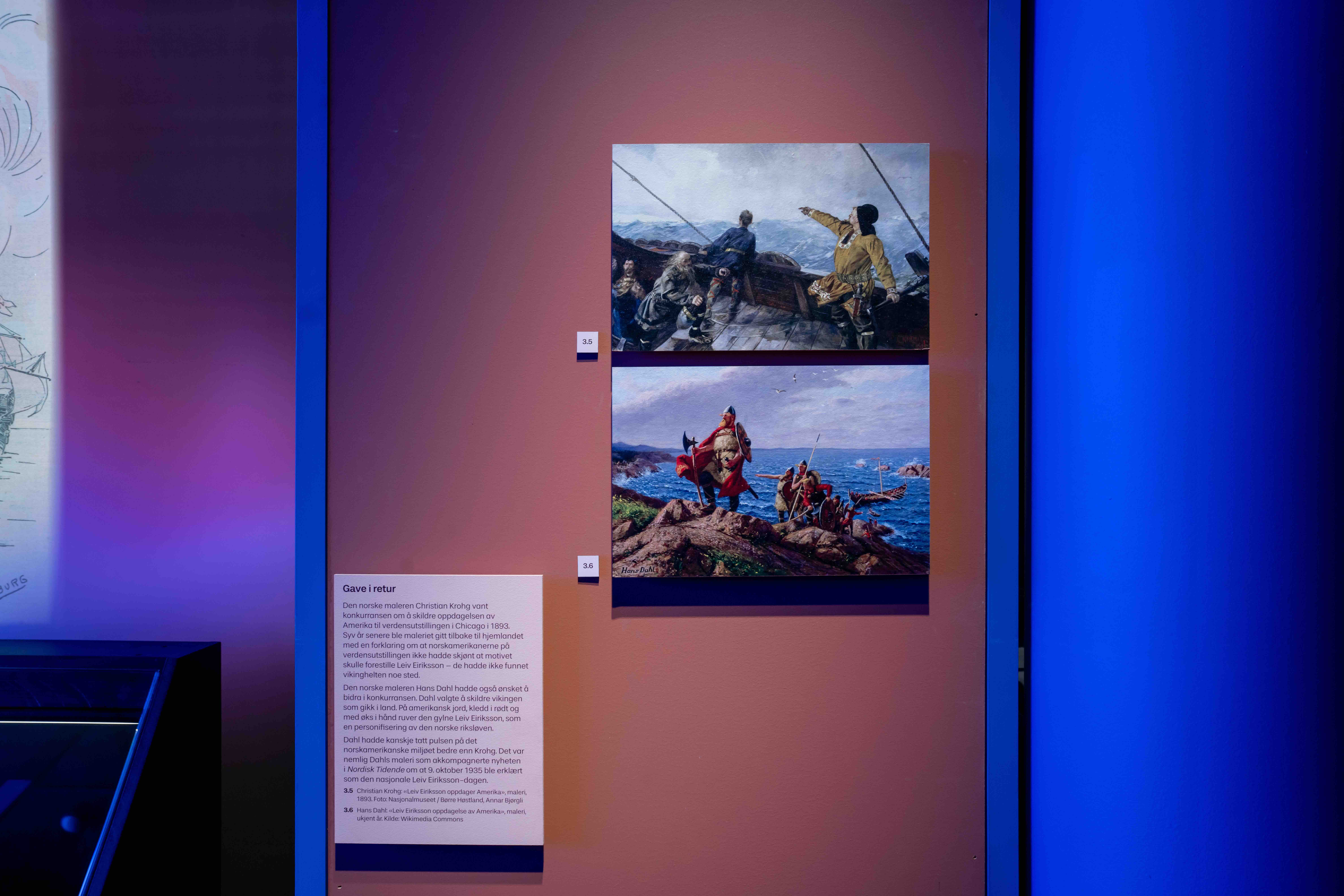 Fotografi av utstillingsrom på Nasjonalbiblioteket. Visuelle tolkninger av Leiv Erikssons oppdagelse av Amerika. Vikinger på skip, mann som peker mot horisonten.