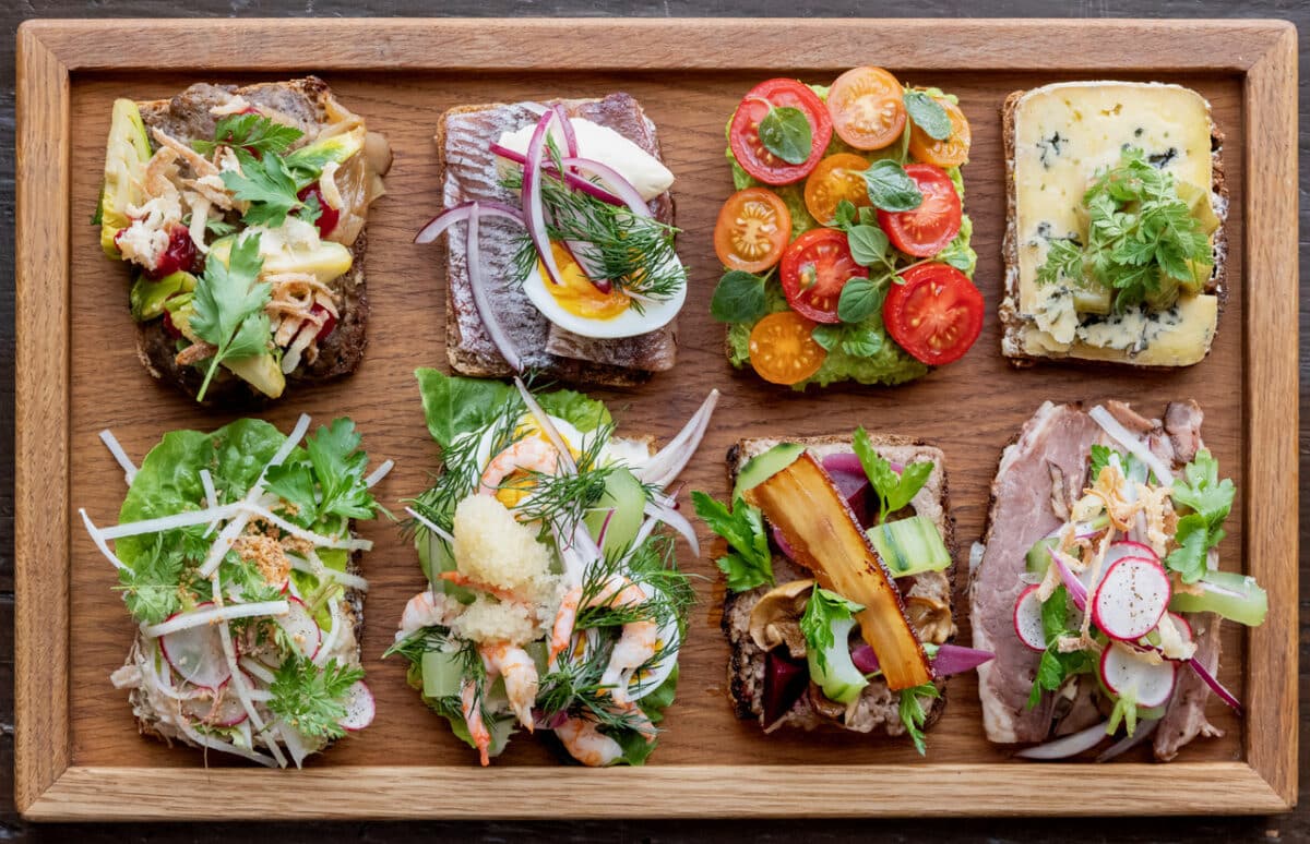 En fargerik buffet med smørbrød laget av Credo på Nasjonalbiblioteket.