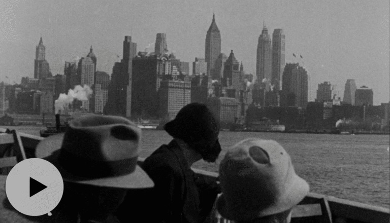Svart-hvitt fotografi av mennesker på båt med New Yorks skyskrapere i bakgrunnen.