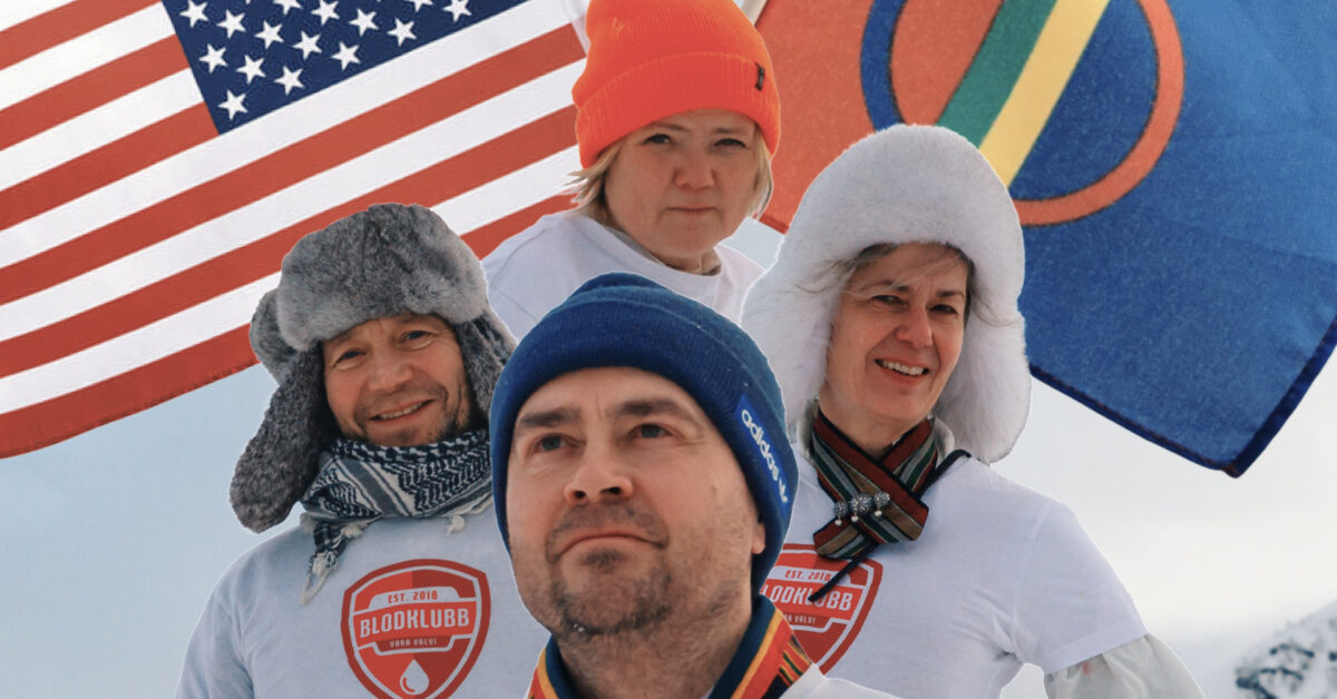 To menn og to kvinner i luer, poserer foran amerikansk og samisk flagg