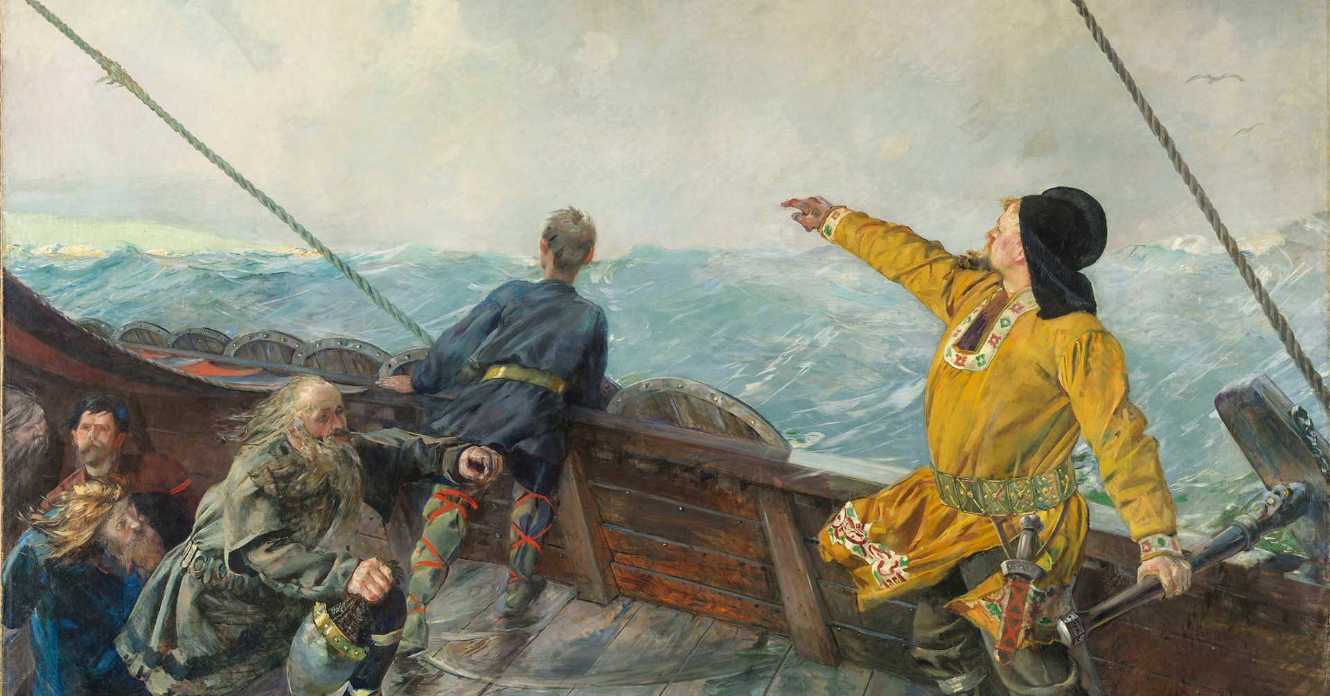 Fire personer på et vikingskip i bølgete sjø under overskyet himmel. Én står og peker mot horisonten i gul drakt med mønster, mens de andre sitter eller kneler på dekk og ser utover havet.