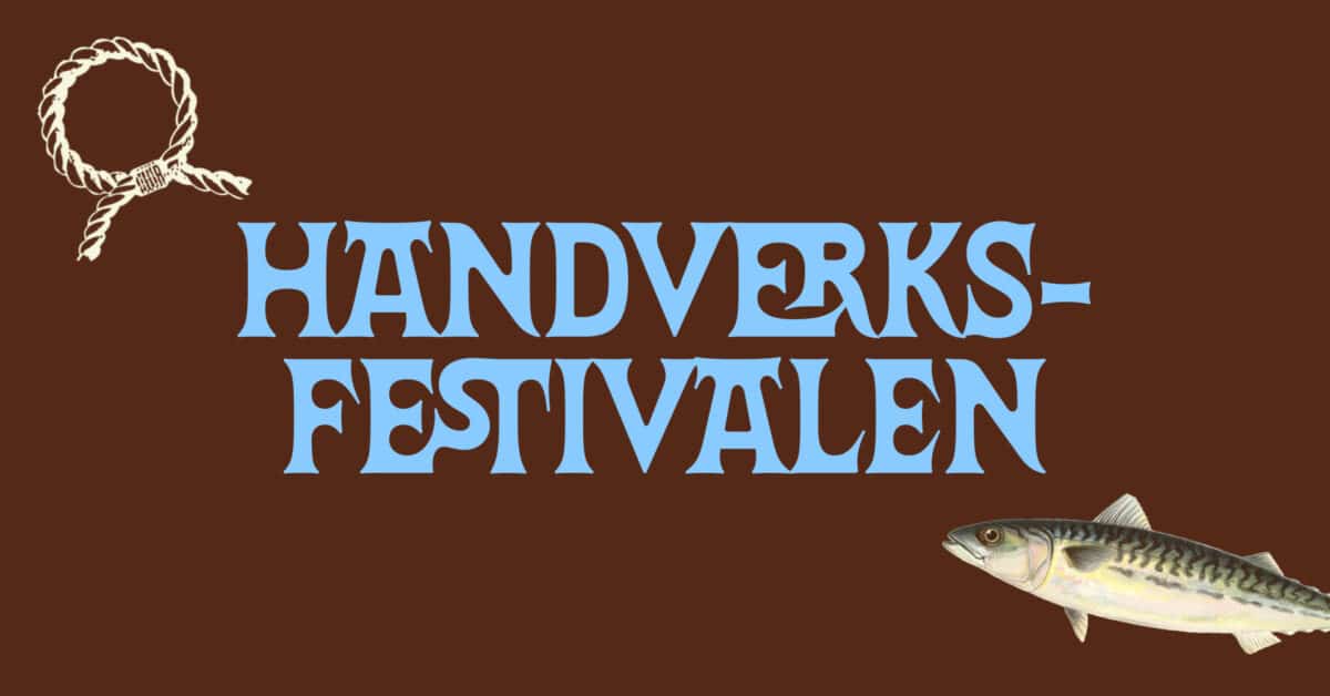 Plakat med teksten «HANDVERKSFESTIVALEN» i lyseblå bokstaver på brun bakgrunn, med illustrasjon av et tau øverst til venstre og en fisk nederst til høyre.