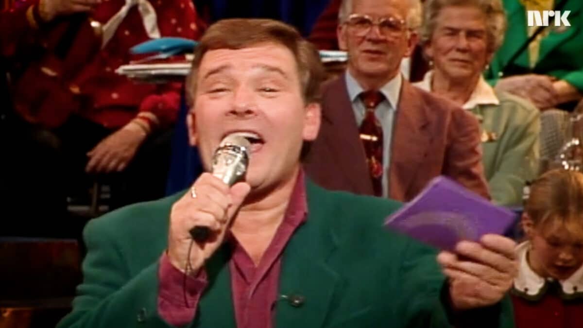 Videostill av Vidar Lønn-Arnesen som opptrer i NRK-programmet «Da Capo!» i 1992.