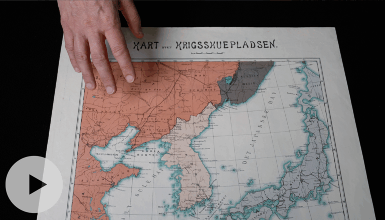 Fotografi av hånd som viser et kart over Øst-Asia