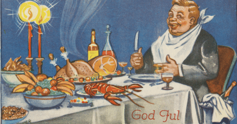 En mann sitter klar for å ta for seg av et velfylt julebord.