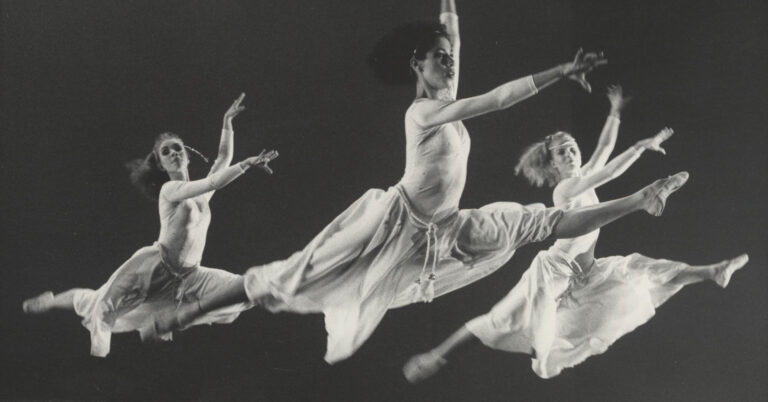 Tre danserinner i dans, ser ut til at de svever