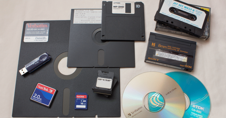 Diverse lagringsenheter som CD'er, kassetter, minnepenn og floppydisks.
