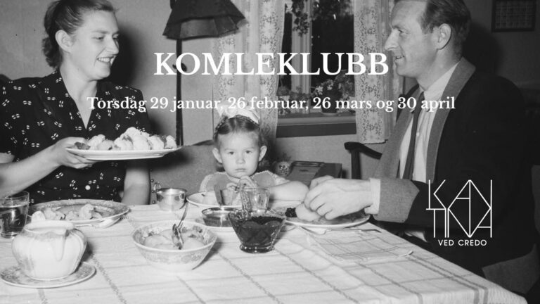 Mor, far og barn spiser middag sammen. Moren serverer barnet mat.