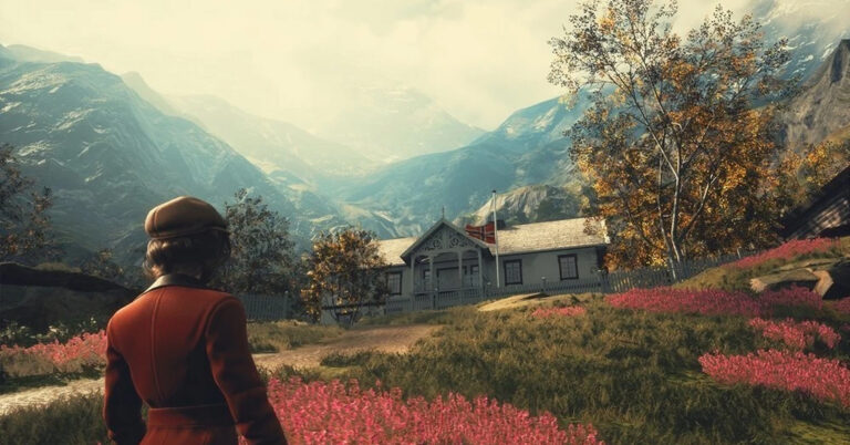 Skjermdump fra et spill. En kvinne med ryggen til kledd i en rød kåpe og hatt fra 1920-tallet står i en blomstereng og ser på en sveitservilla, Det er heist opp et norsk flagg ved siden. Bak villaen ruver det høye snødekte fjell.