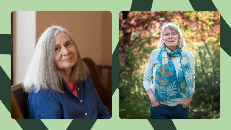 To eldre kvinner med grått hår, en med blå genser, en med blått skjerf. Begge smiler og ser i kamera.