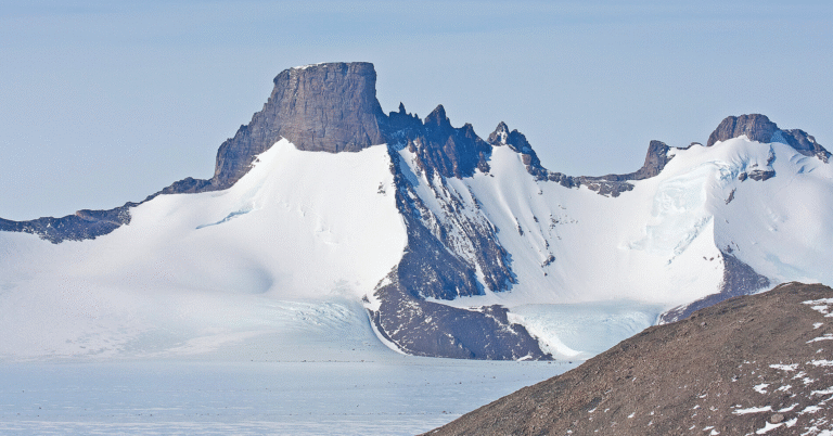 Majestetiske snødekte fjell
