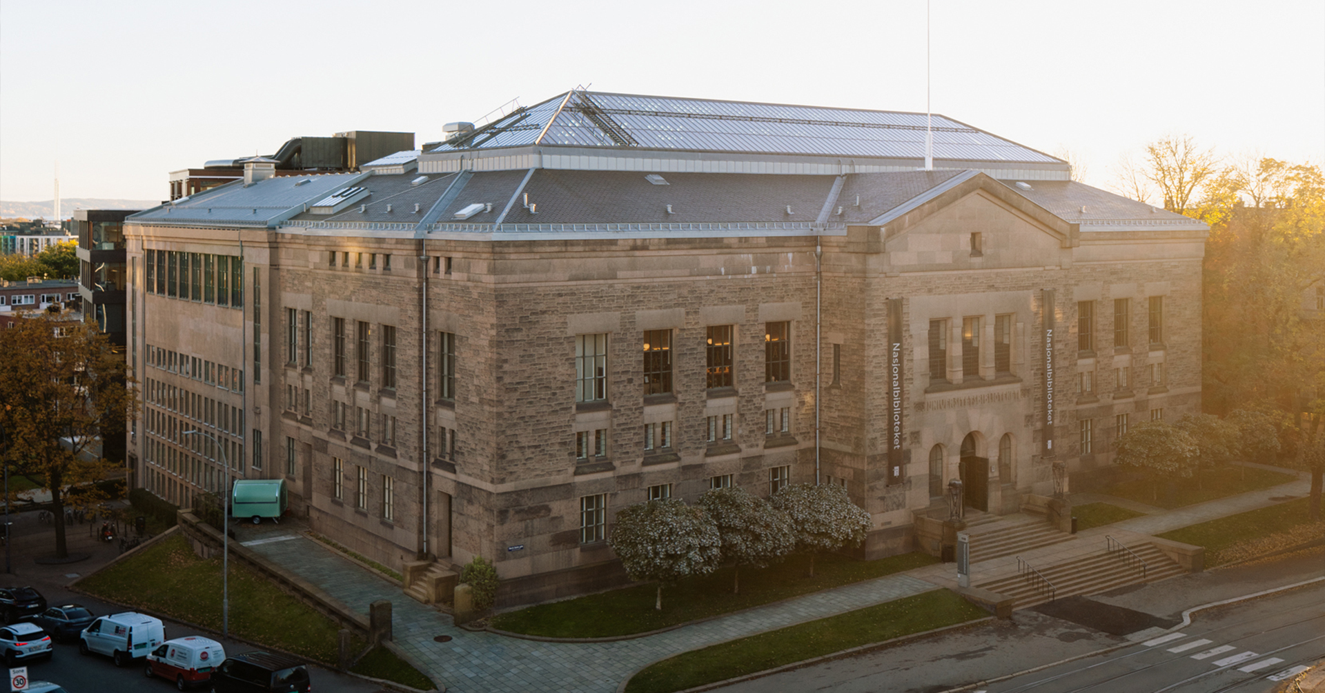 Et stort murhus, solnedgang i bakgrunnen
