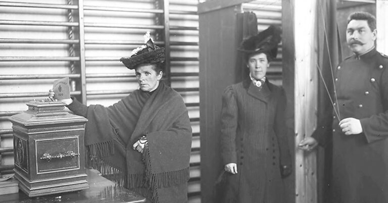 Bilde fra 1909, der en kvinne avgir sin stemme. Hun ser alvorstung ut, og er ikledd en hatt og et tykt ullsjal.