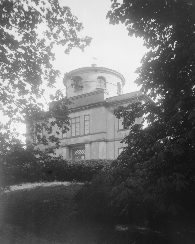 Sort hvitt bilde av Observatoriet i Oslo, tatt av Narve Skarpmoen mellom 1909-1915