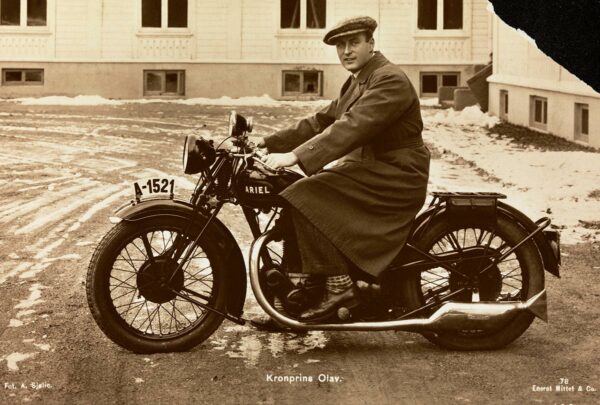 Kronprins Olav på motorsykkel. Ukjent år