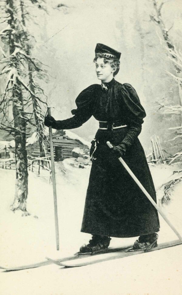 Uidentifisert kvinne på ski (postkort)