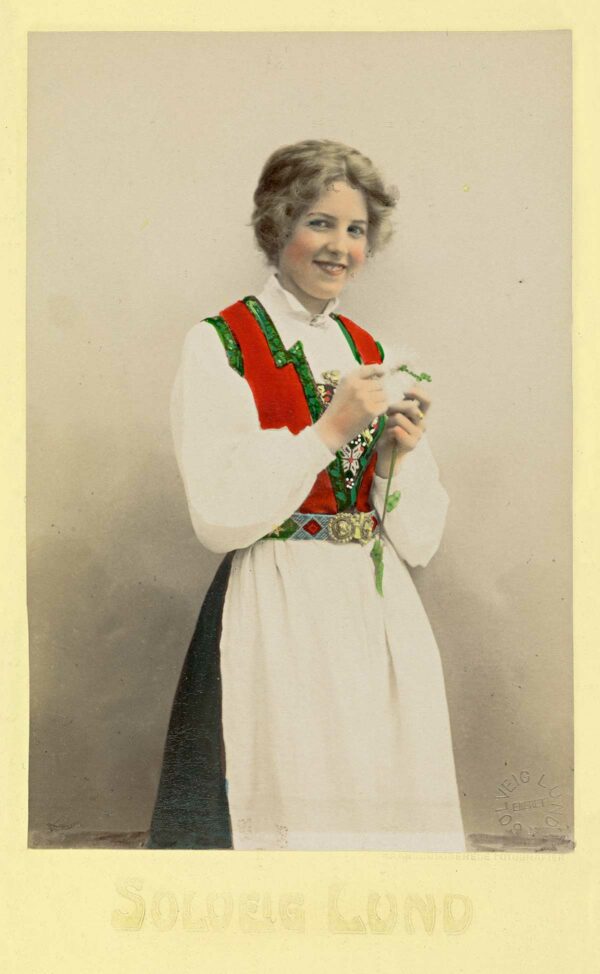 Kvinne i nasjonaldrakt, ca. 1895–1908
